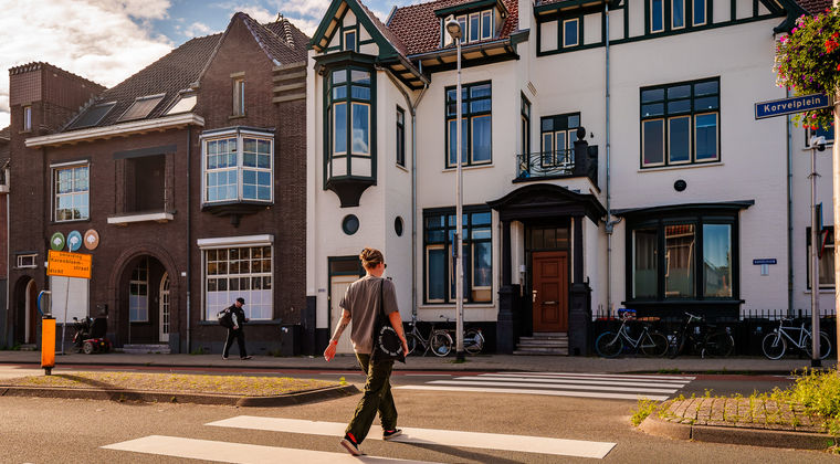 Oversteken vanuit de voetganger: van richtlijn naar realiteit in Arnhem