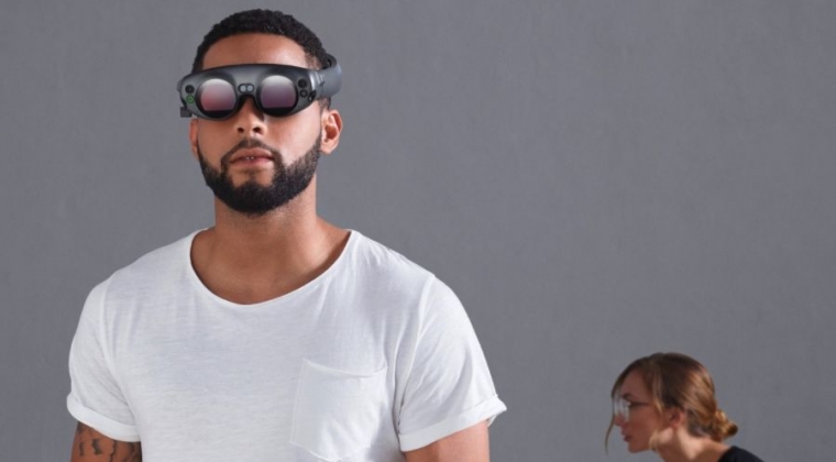 Augmented reality wearable topper in 2018
