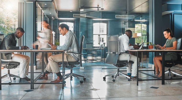 Nieuwe cijfers CBS: werkenden zitten bijna 9 uur op een dag