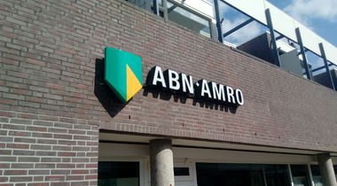 ABN AMRO wil medewerkers meer op kantoor zien