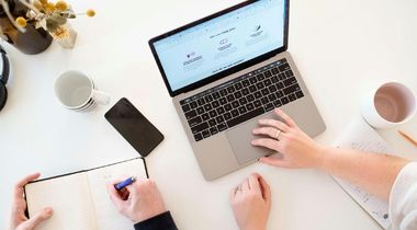 Gen Z helpt oudere collega’s met AI en verhogen productiviteit op de werkvloer