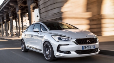 Hybride diesel DS5 voert Top 10 grote zuinige auto’s aan