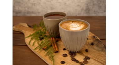 Koffiedrinken uit een kop van koffieafval