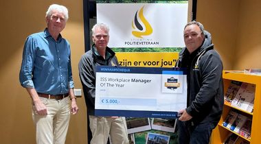 Stichting Politieveteraan ontvangt winnaarscheque ISS WorkPlace Manager Award 
