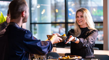 Werknemers zijn te verleiden om op een andere dag naar kantoor te komen.