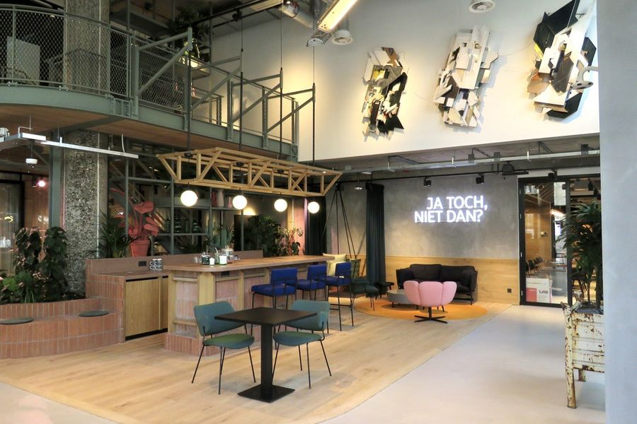 Transformatie bank met hergebruikte materialen