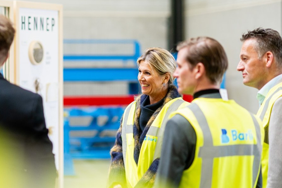 Koningin Máxima bezoekt biobased bouwen project
