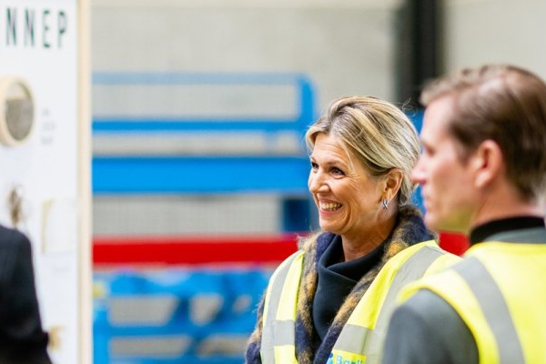Koningin Máxima bezoekt biobased bouwen project